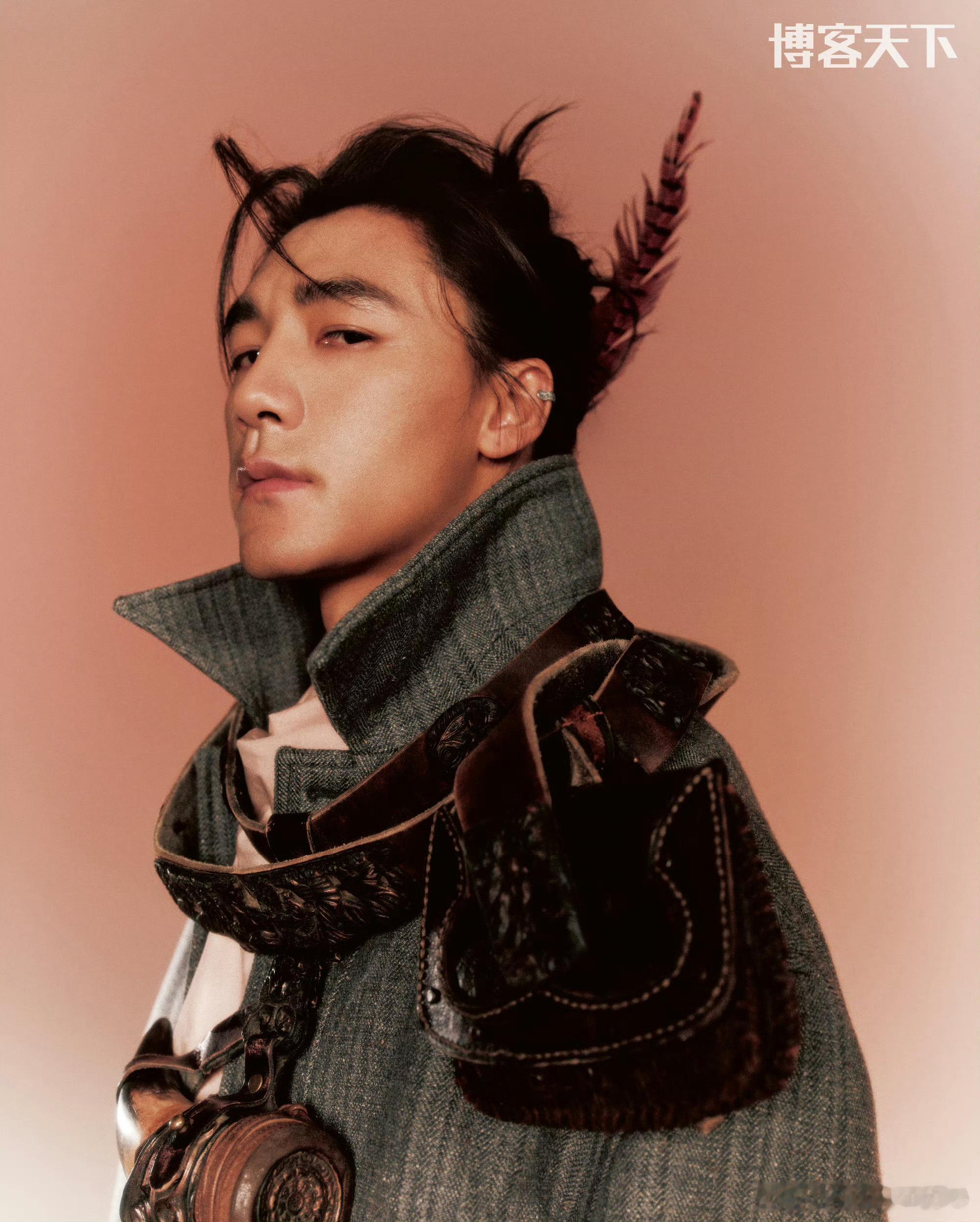 此沙以沉静力量探自我、塑新角，新岁盼带来有深度角色，如鹰舒展羽翼向高远飞翔！ 