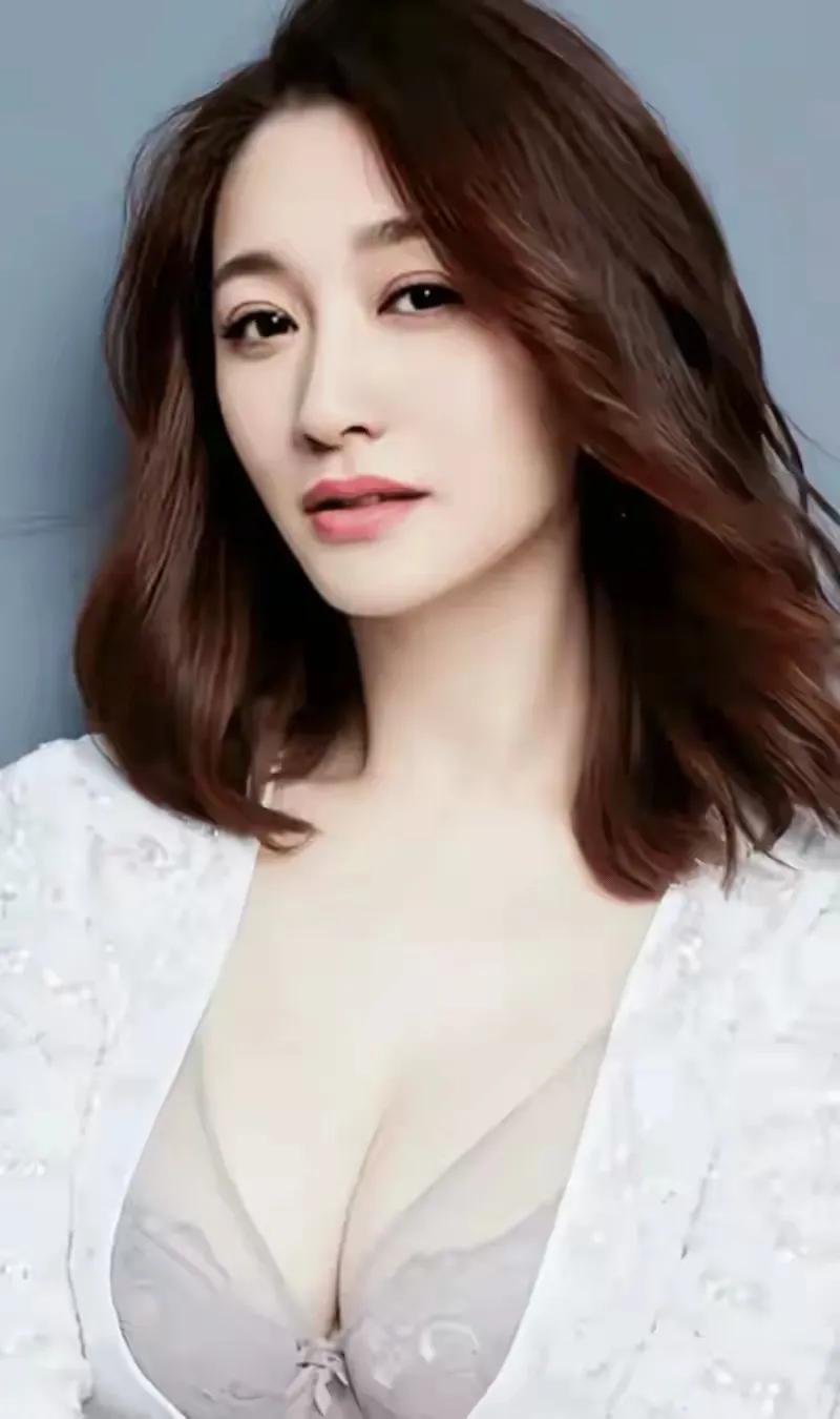 李小冉，真·人间绝色
 
李小冉这颜值太能打了！肤白貌美，气质温婉又独特，岁月好