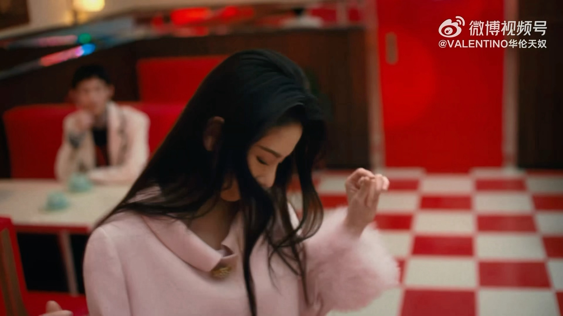 反复观看宋祖儿随音乐舞动这几下，好有感觉，慵懒梦幻～ 