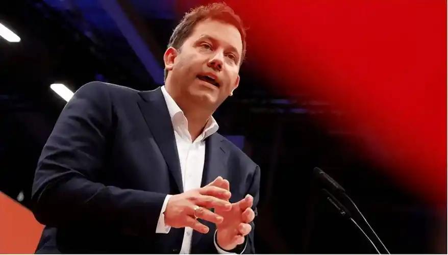 德国外长瓦德富尔和财长克林拜尔，真就是中德关系里的搅屎棍。瓦德富尔多次妄称中国在