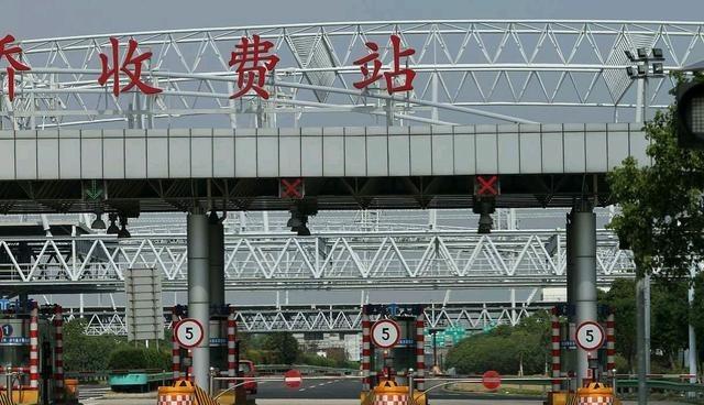 14亿中国人养不起高速？8年亏空6万亿，美国高速免费却能盈利。美国的高速随便上，