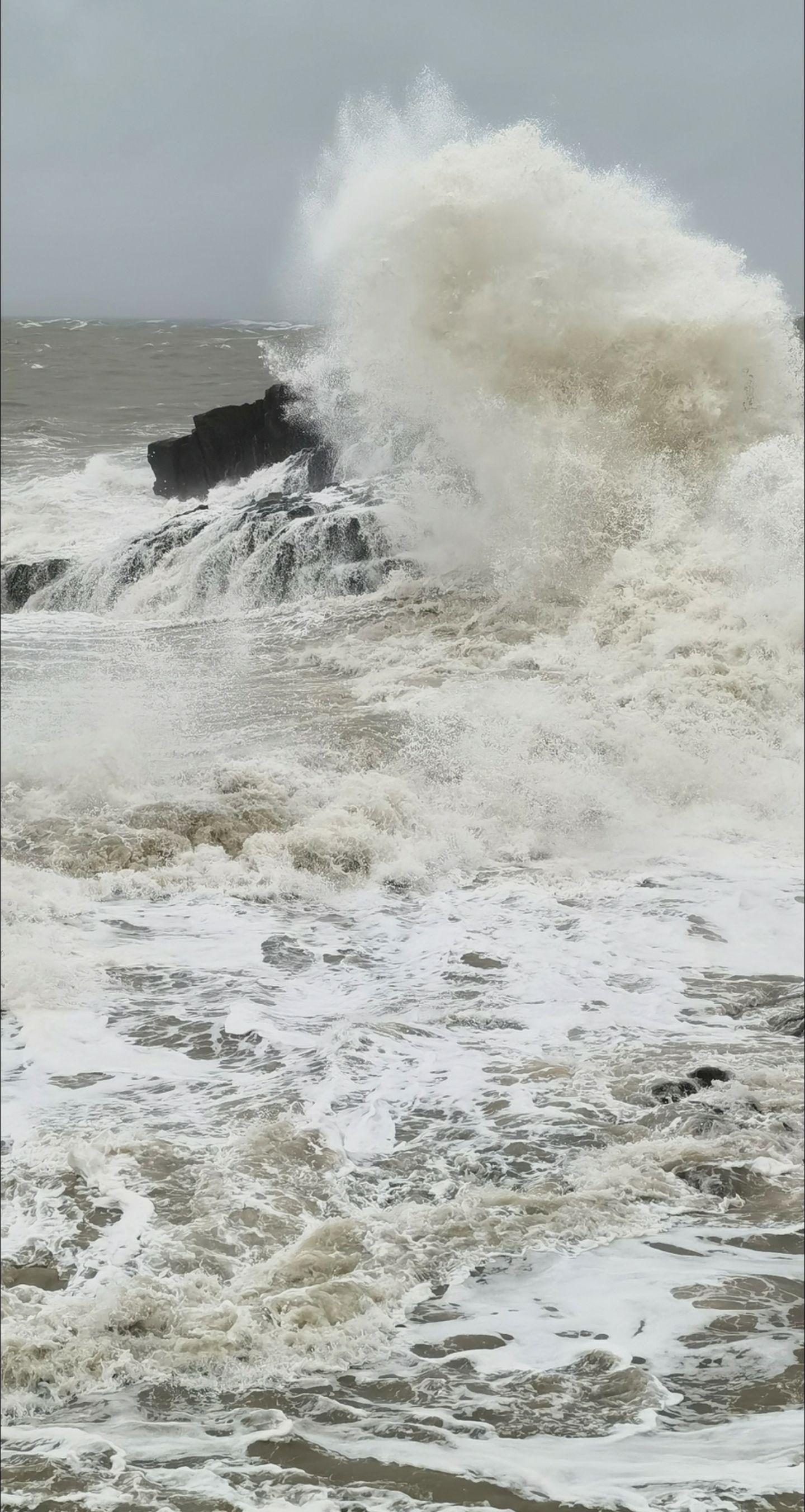 台风“山陀儿”将携强风雨登陆台湾岛，如果还在平潭可以来仙人井码头观巨浪...