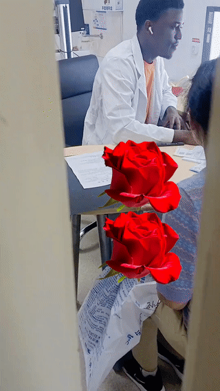 女子去医院看病专门挂了一个专家号。
结果接待她的竟然是一名黑人医生？
这让女子感