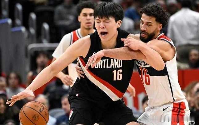 杨瀚森也是争气，虽然在开拓者上场时间不多，但是总是有得分的，他进攻，和三分也不是