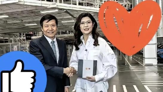 郑丽文去小米转了一圈，雷军顺手送了部新手机。本来挺正常的商务礼节，结果她随口来了