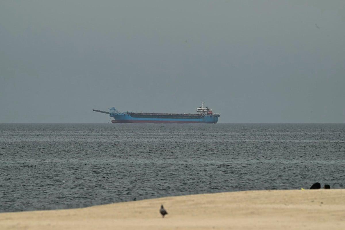 据四位能源消息人士称，伊拉克周五恢复了南部石油出口，此前由于霍尔木兹海峡航运中断