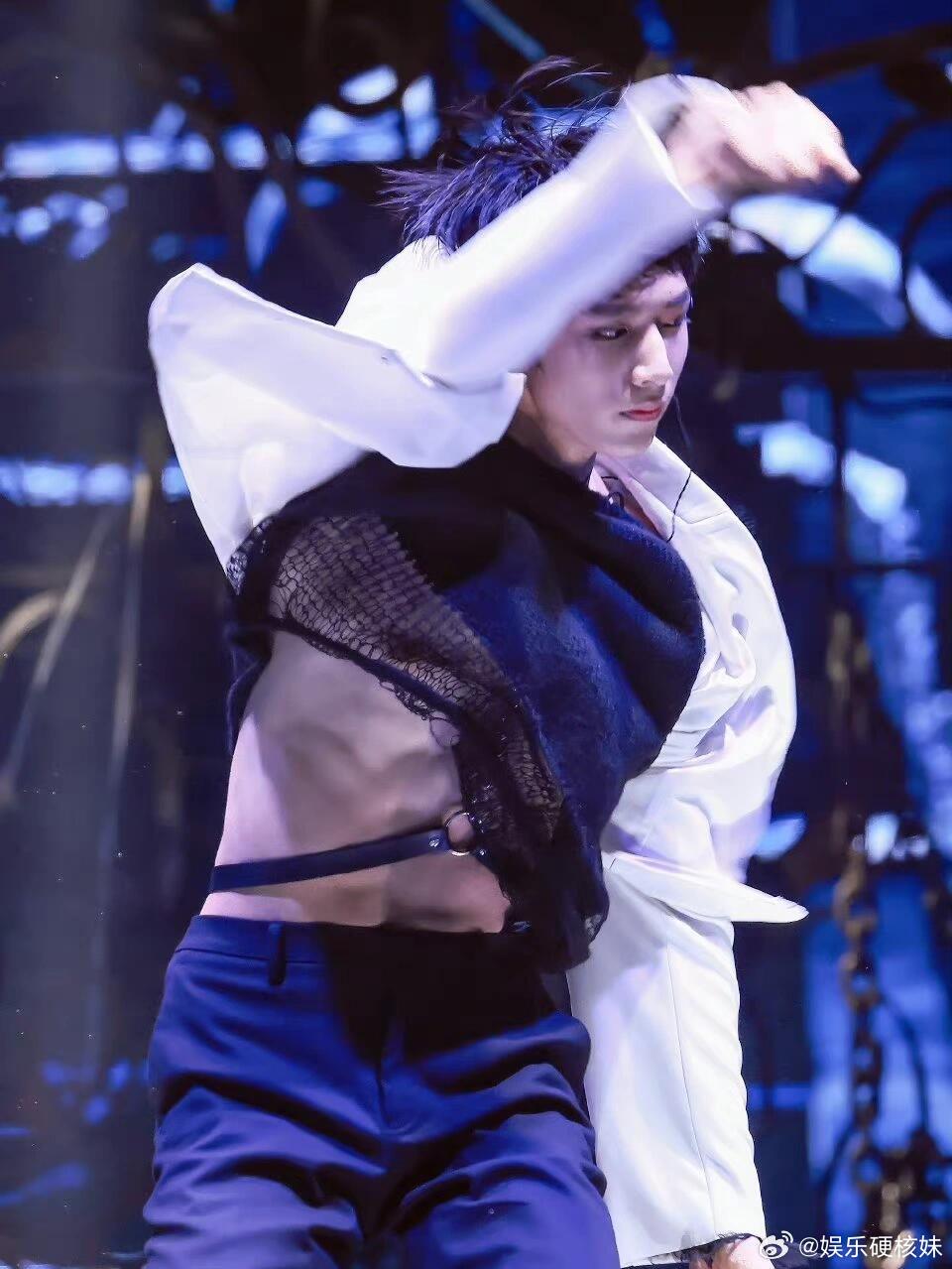 刘耀文自曝一个月减了10斤刘耀文体脂一看就很低啊！腹肌这么明显！这个体重基数都能