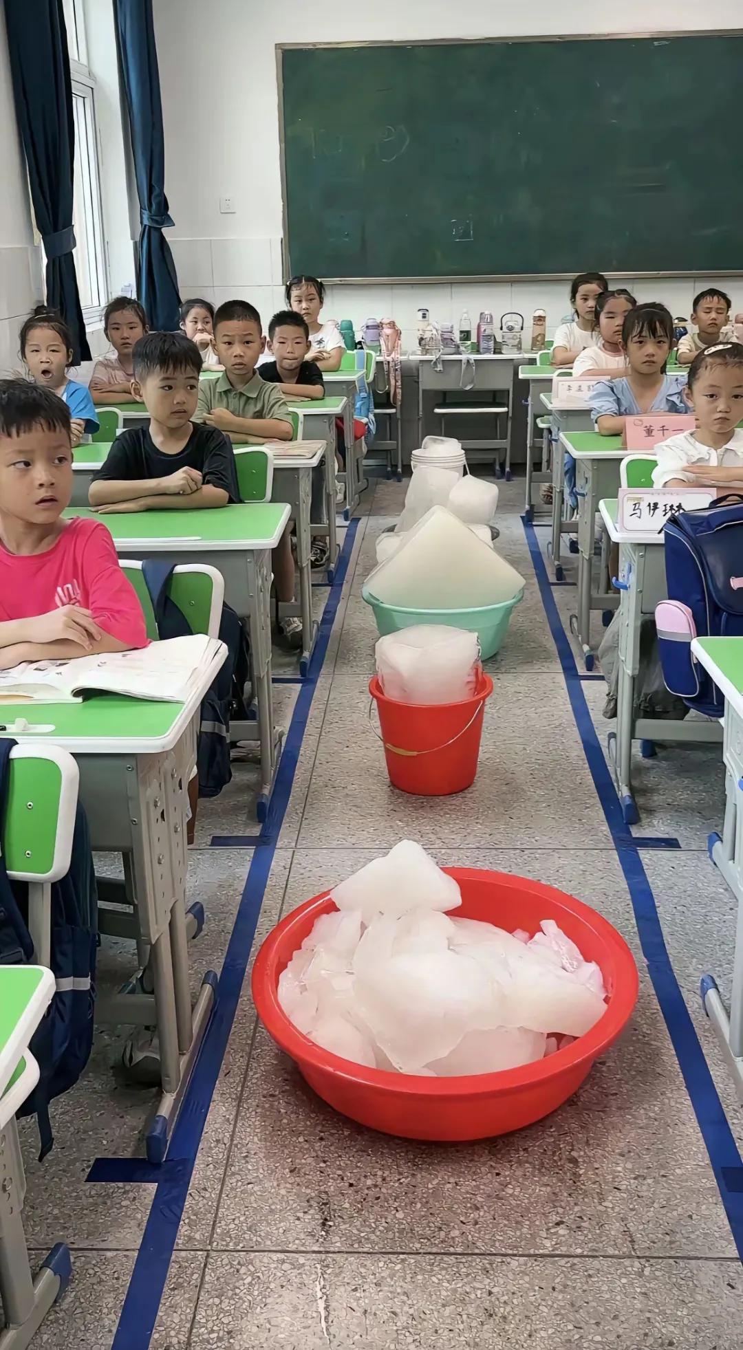 多地中小学二次延迟开学，有的学校却不为所动：学生热到头晕想吐，家长无奈送冰块降温