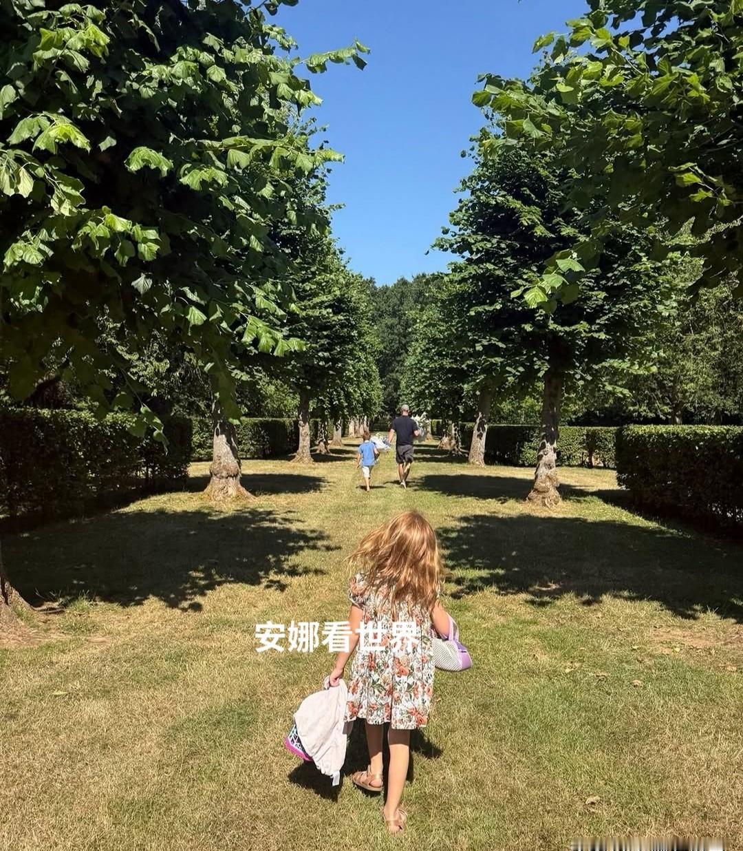 梅根又发照片了。
就在凯特刚放出乔治小王子的生日照之后，她立刻跟上，晒出阿奇和丽