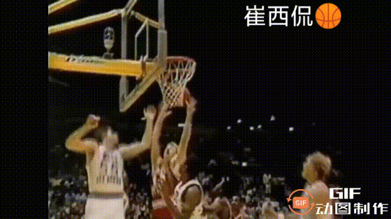 J博士隔扣吉尔莫尔！
1983年全明星赛，朱利叶斯·欧文使出了他赖以成名的大鹏展