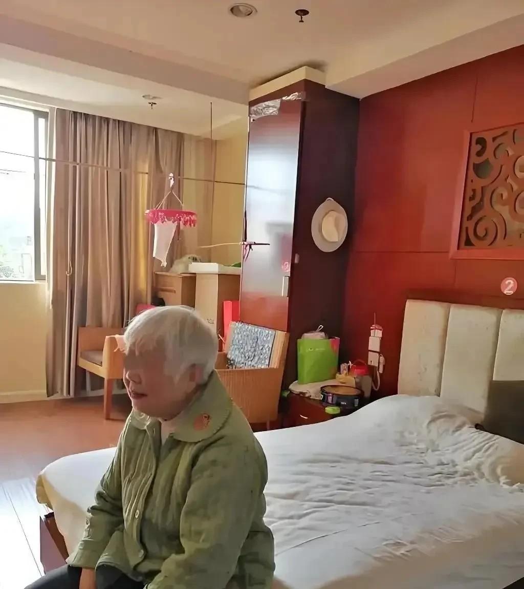 北京，女儿一家身处国外，娘家父母长期居住在女儿家中。父亲离世后，家产分配成了导火