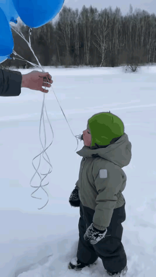 图1：爸爸是真不靠谱，小孩不仅仅气球飞走了，还搭上了自己的小奶嘴。