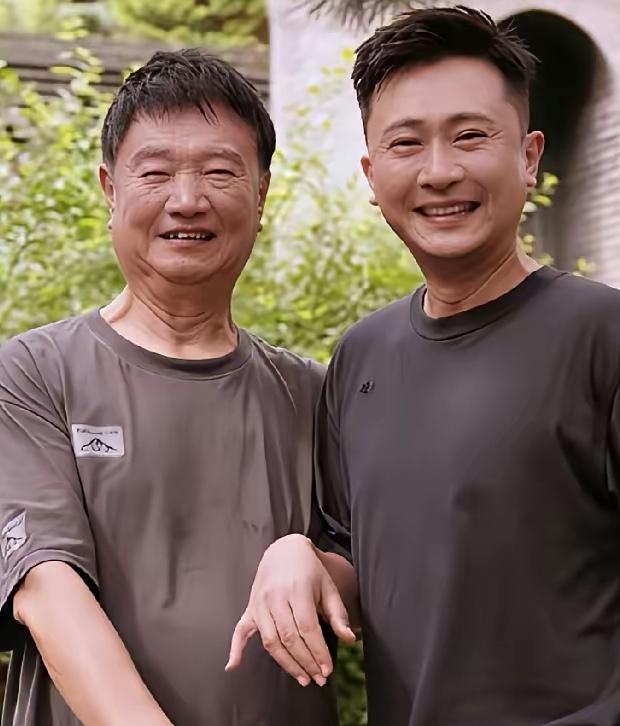 央视综艺频道主持人杨帆和父亲，有消息说杨帆父亲是大提琴手，儿子的兰花指是不是也像