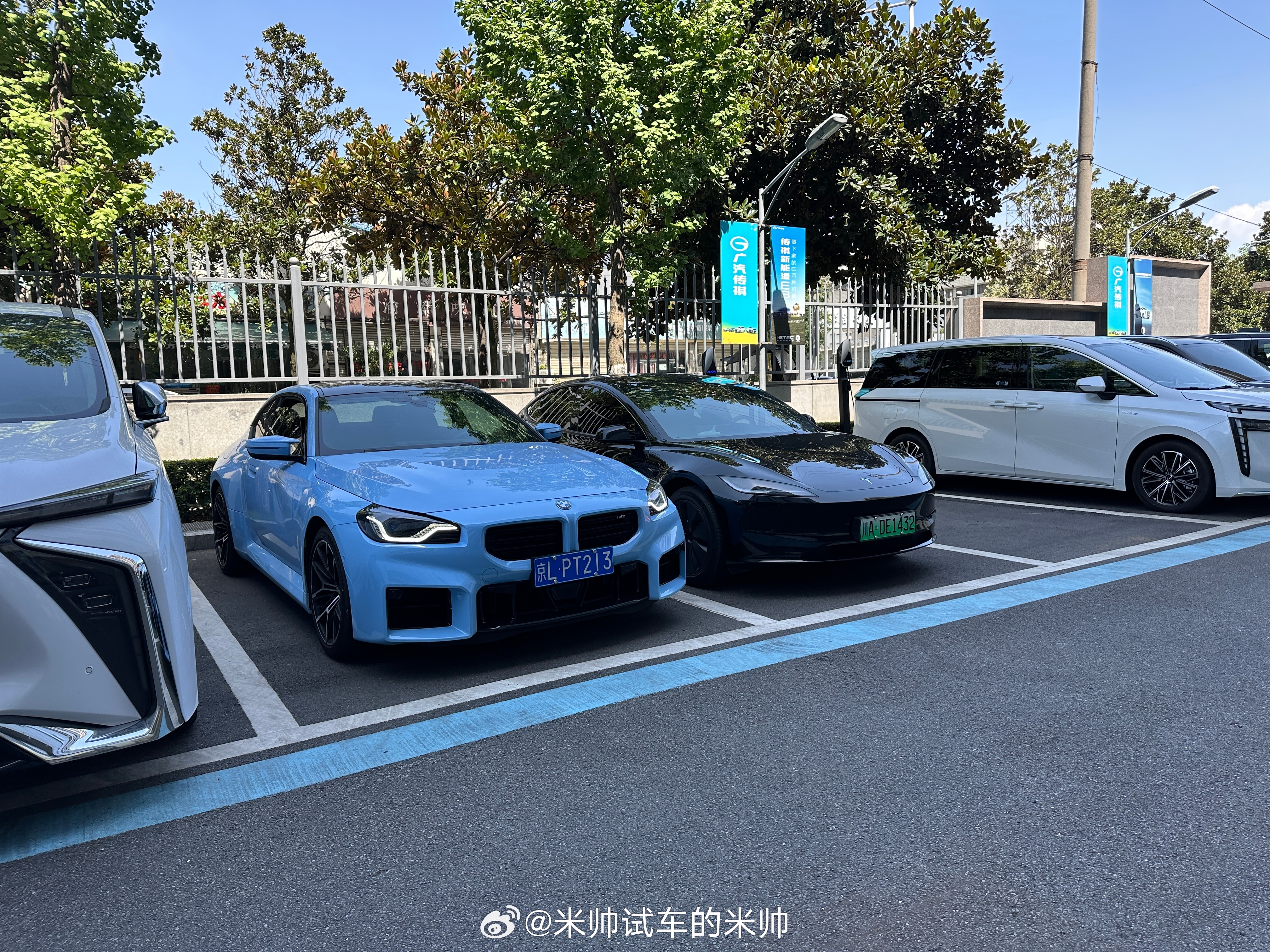 平时开特斯拉，家充充满只要15元，跑450公里！最近开宝马M2，400的油跑30