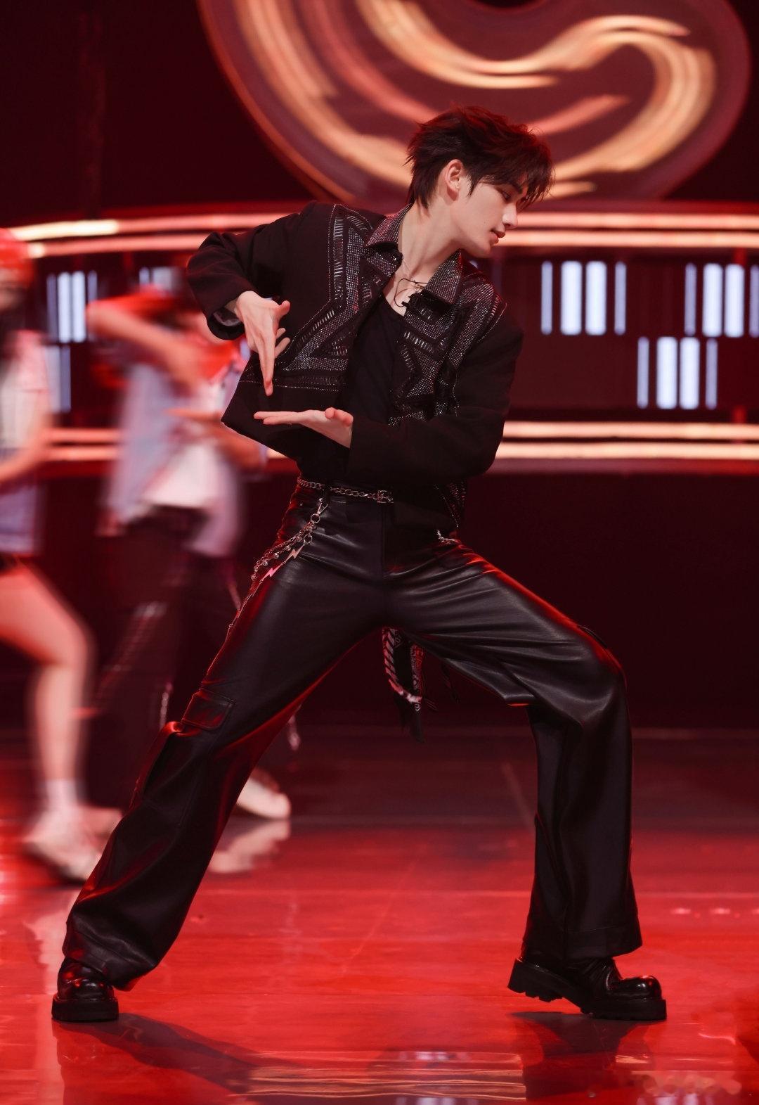 丁程鑫的苏感藏不住了！在好六的每一个镜头都超撩，不要电我啊已经说累了💯丁程鑫不