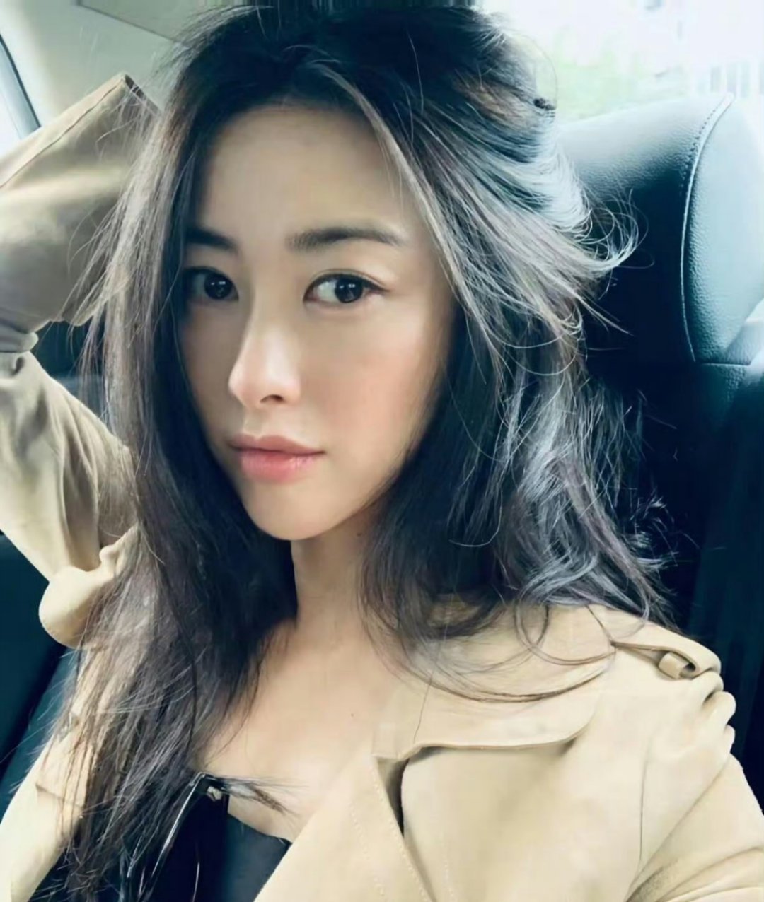 朱珠气血足到头顶镜头下的她面色红润有光泽，发丝浓密亮泽，连发顶都透着健康好气色，