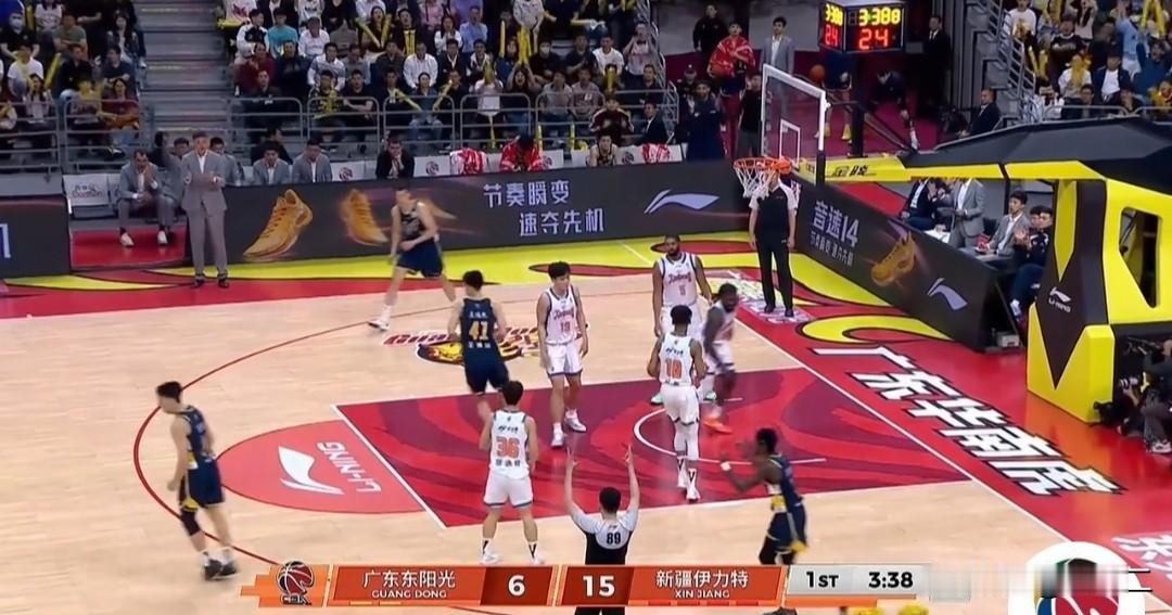 这是CBA广东队在主场对阵新疆队的比赛。开场后，新疆队迅速发起攻势，打出15 -