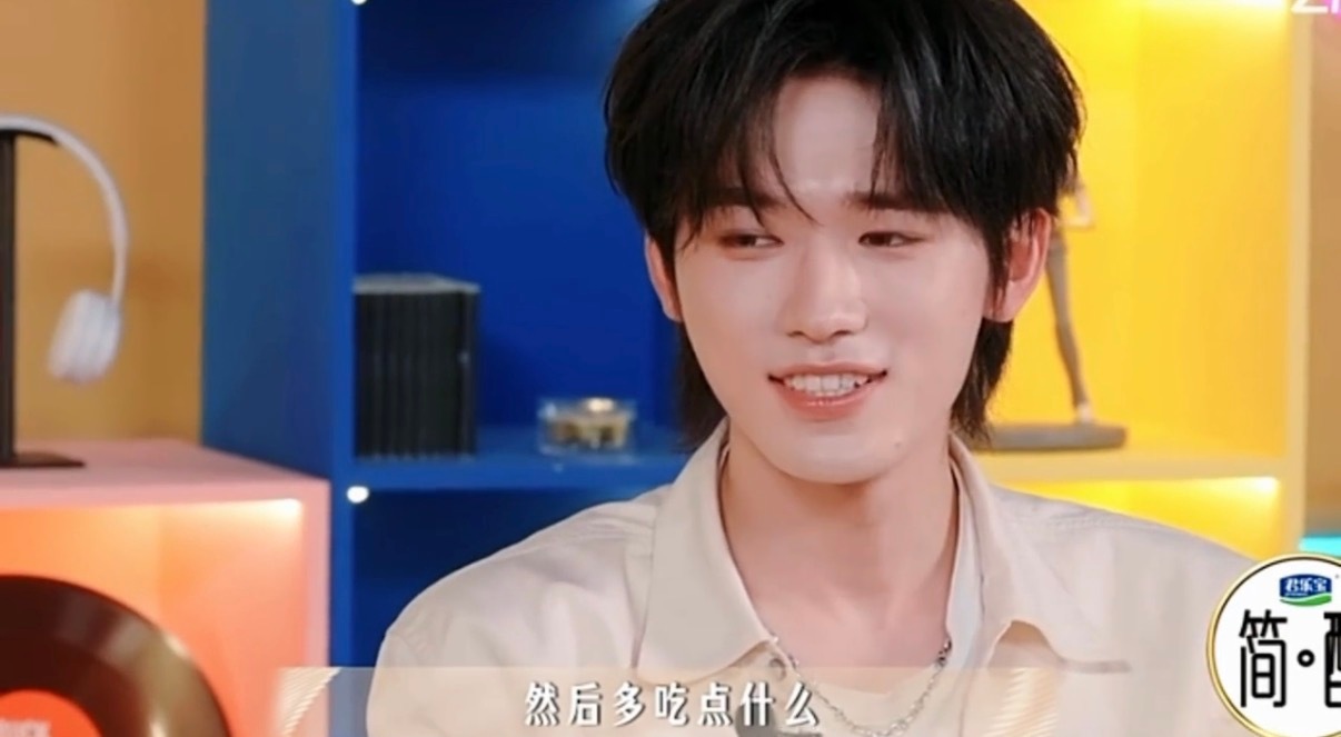 宋亚轩销冠是这样有底气的 这段采访越品越暖心！宋亚轩聊到李飞对自己的各种叮嘱，严