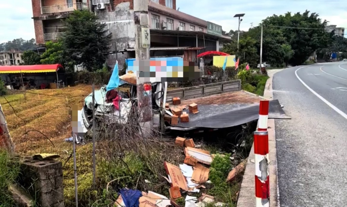 8月19日，网友反映：玉林凤山小货车撞路边水泥杆车头报废。 