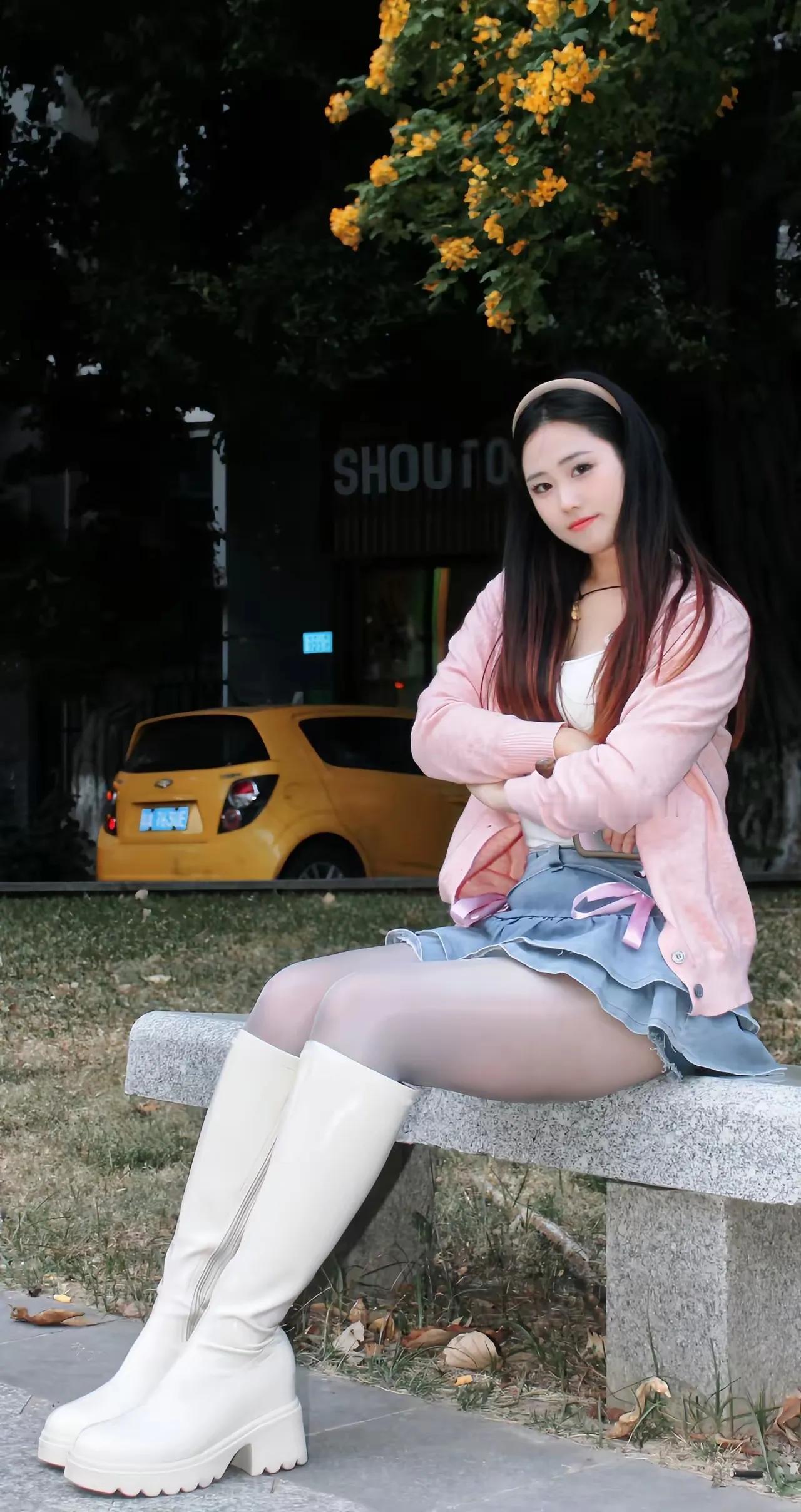 黑丝，短裙大长腿#长腿姐姐穿搭# #长腿美女一枚# #小长腿小姐姐# #美女大长