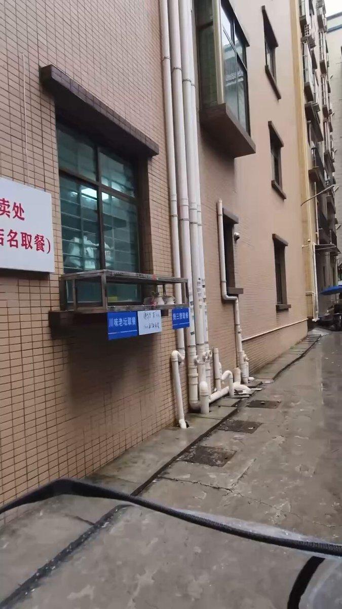 点外卖的朋友一定要多留心，广东东莞一处偏僻小巷里，藏着一处离谱的外卖取餐点。
 