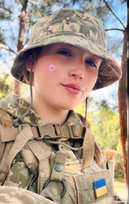 来自敖德萨地区的乌克兰保卫者卡捷琳娜．霍洛塔为保卫乌克兰而牺牲。她永远活在22岁