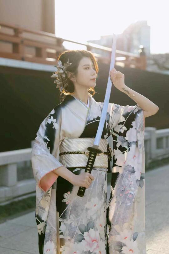 再靠近我试试、别怪我不客气🗡️