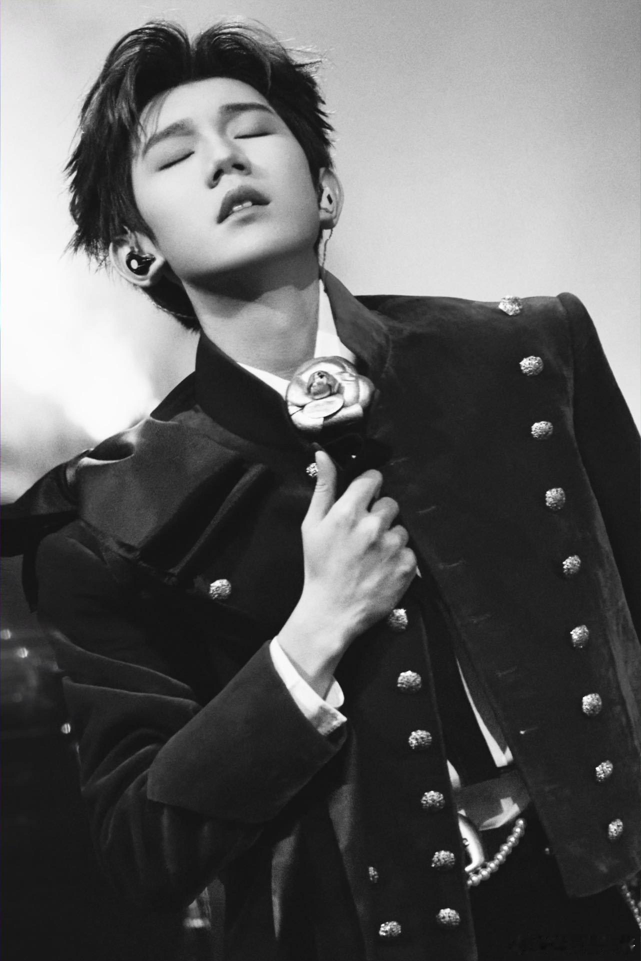 王源散养舞台 客厅狂欢跨年演唱会《散养》舞台直拍！超绝舞美搭配贴合主题的编舞，把