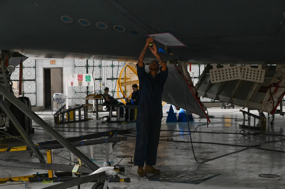 美国空军机务兵夜间维护B-2轰炸机