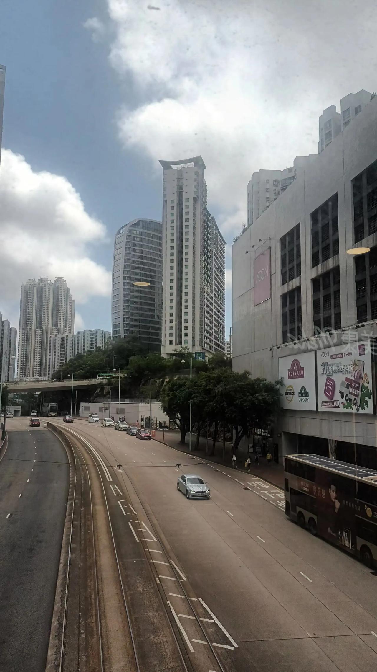 昔日的脚迹，初来乍到港岛东鰂魚涌工厂寻活干，开启立锥港地糊口之路。这里的制衣印刷