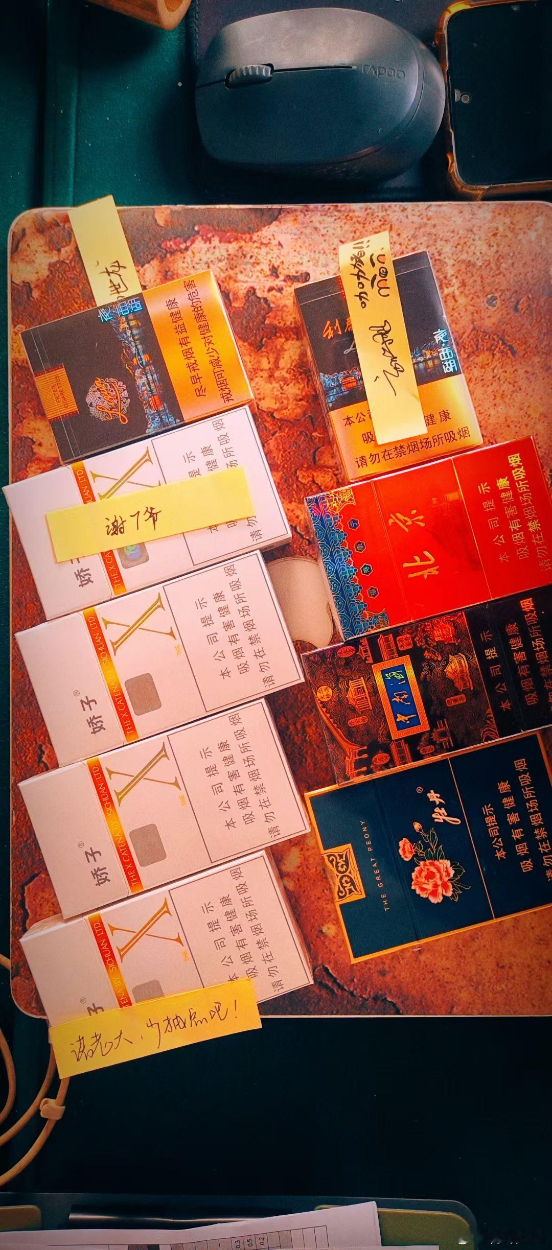 生活手记工作日记剧组生活乐山 〖 友誼戰利品 〗俺的辦公桌上日積月累攢了花花綠綠