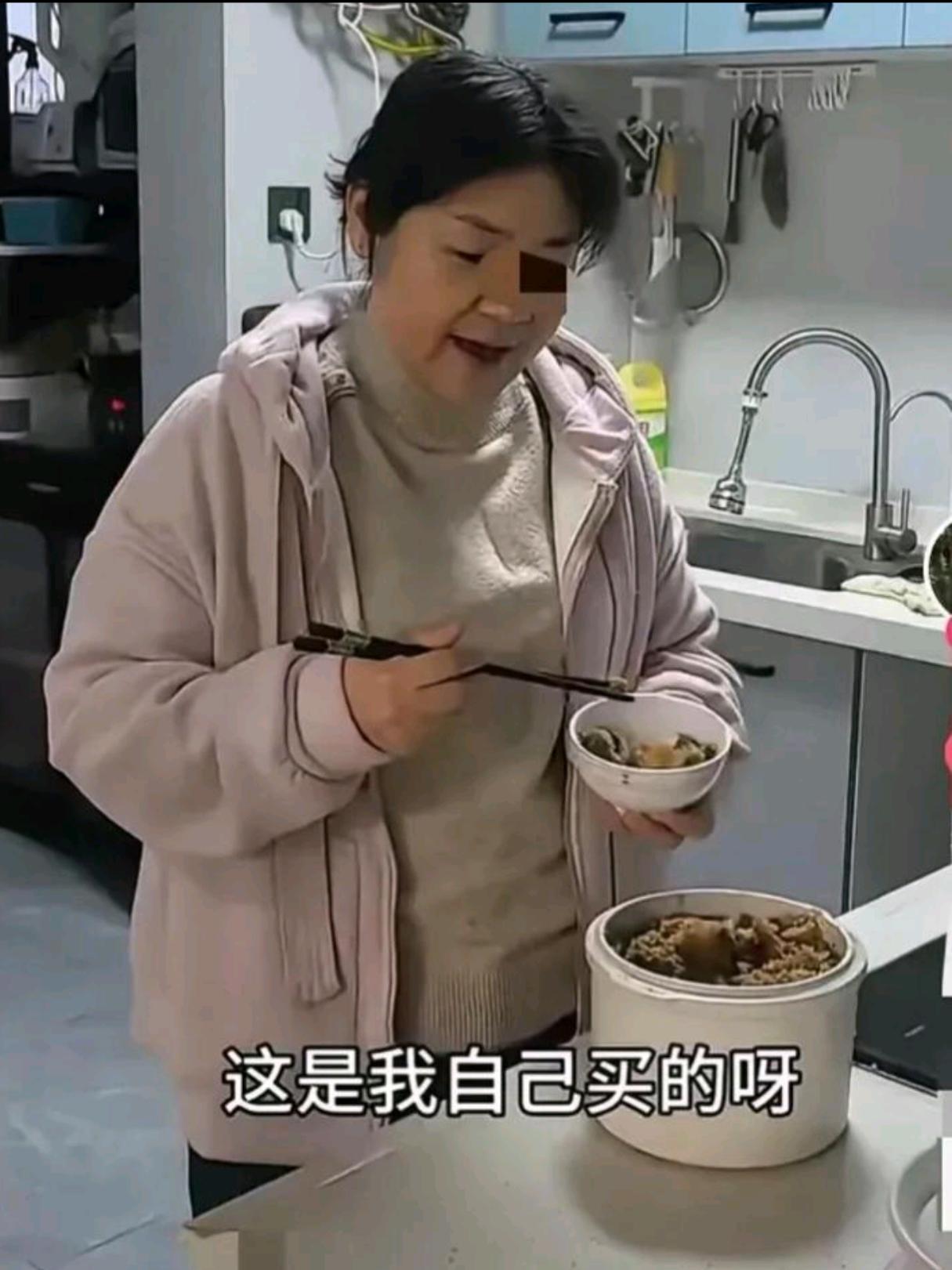 保姆阿姨在厨房偷偷吃肉，雇主让她端出来一起吃，没想到她却这样说……