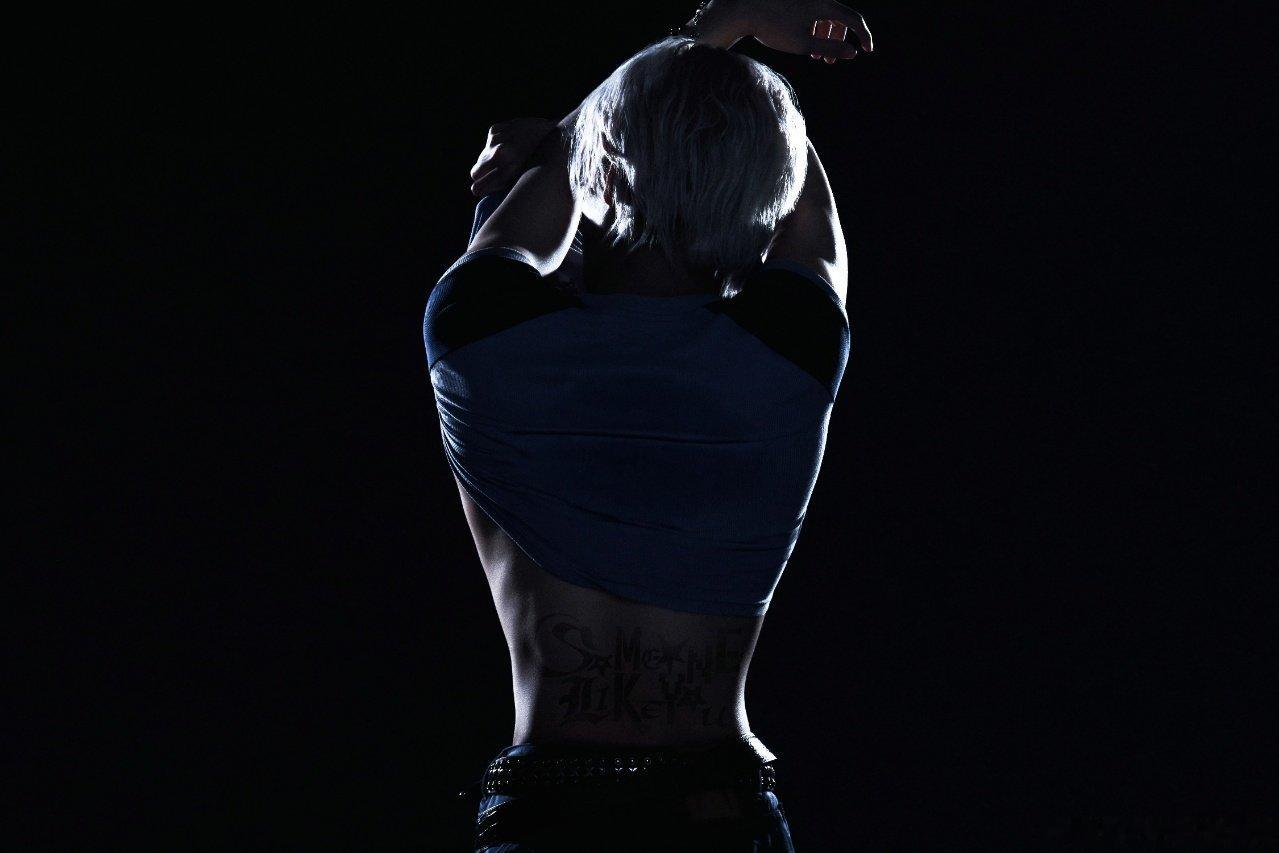 张真源腰部纹身张真源倒三角撕漫身材啊啊啊啊啊啊此男好会~ 