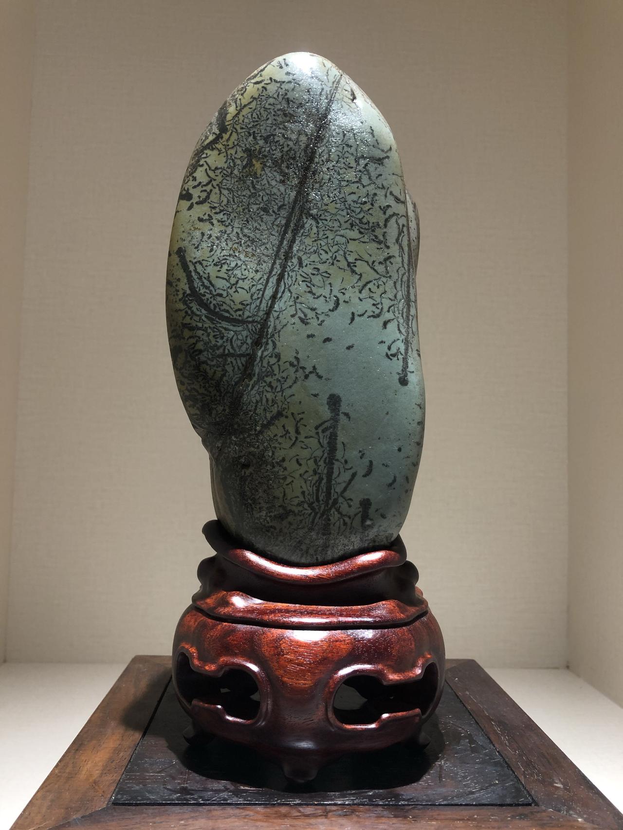 红河岁月洗清柔，
绿若青瓷韵自留。
蒲影飘飞添秀色，
漫空舞逸韵悠悠 。[玫瑰]