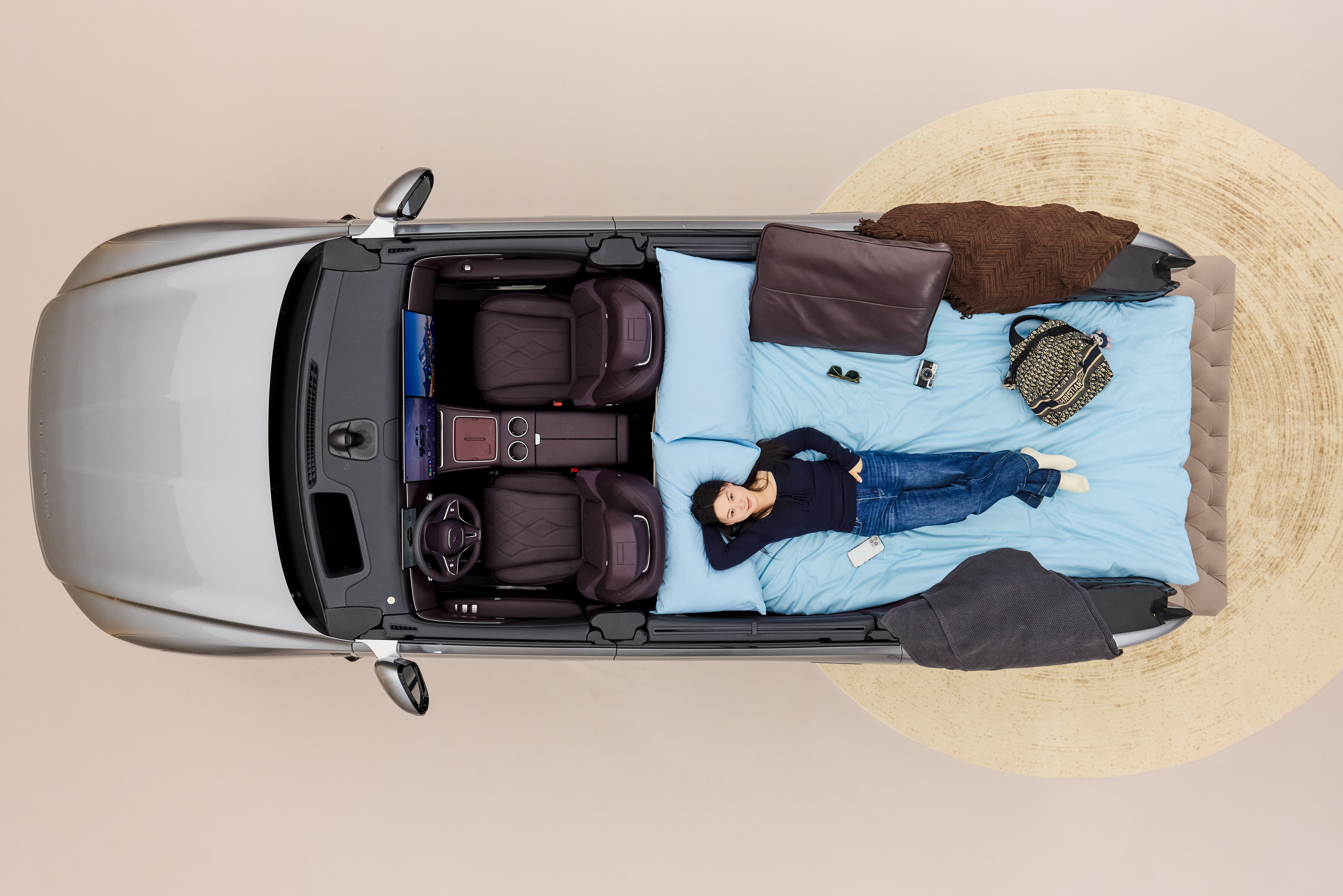 回到车上，就像回到了家里岚图泰山X8，把床搬到车上岚图泰山x8