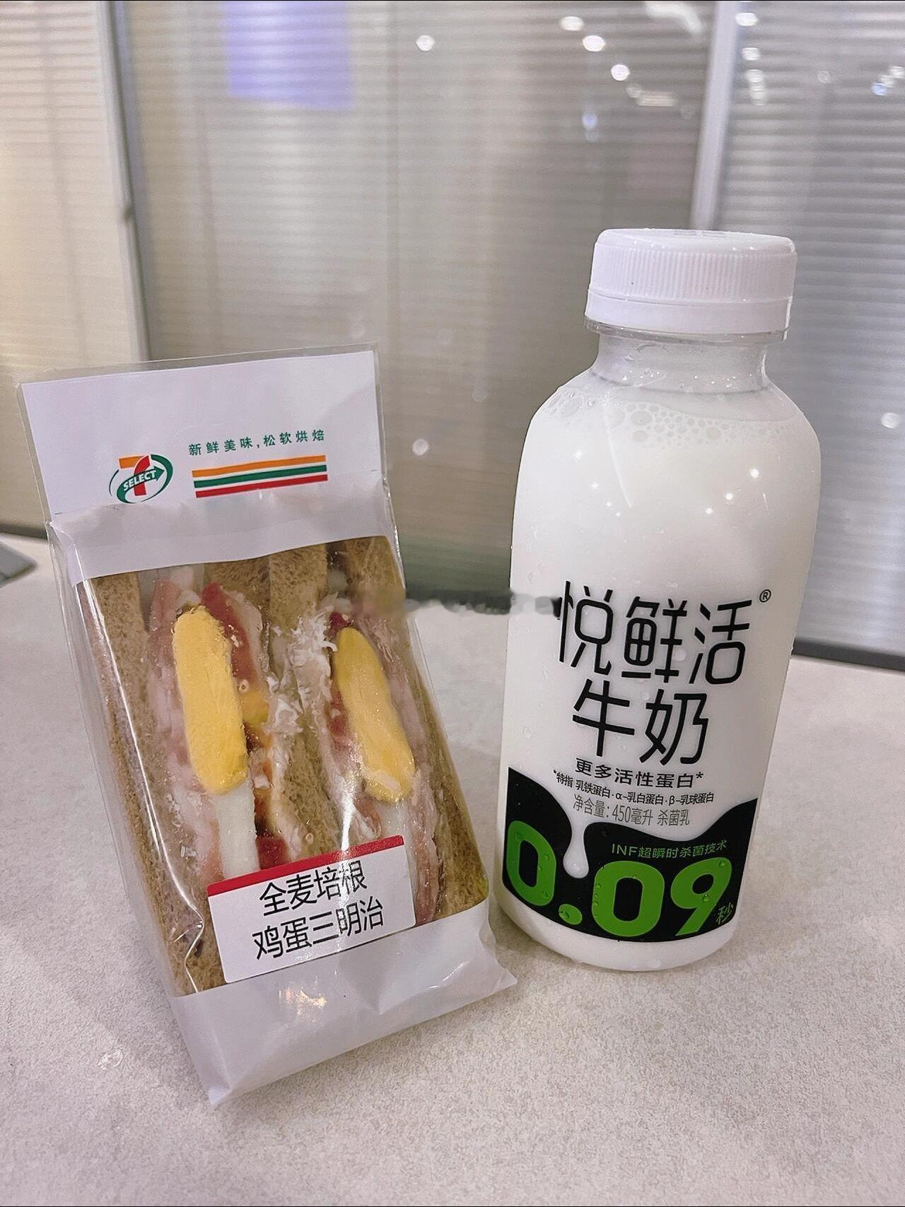 随便扒两口早饭垫垫肚子，身体永远是第一位的。各位兄弟没吃饭的抓紧填两口，等会儿跟