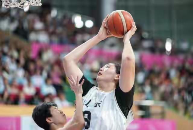 山东∪18女篮夺冠赛，张子宇成了“大宝贝”。十五届全运会女篮∪18决赛，山东对江