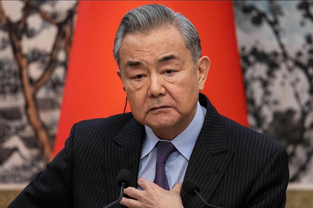 不等了，英国直接来中国。
3月23日，王毅外长在北京会见英国首相国家安全事务顾问