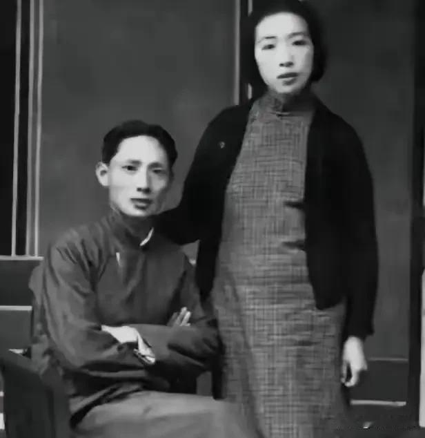 1949年5月3日，杭州解放当晚，时任三野副司令员的粟裕收到一封信。信上只有一行
