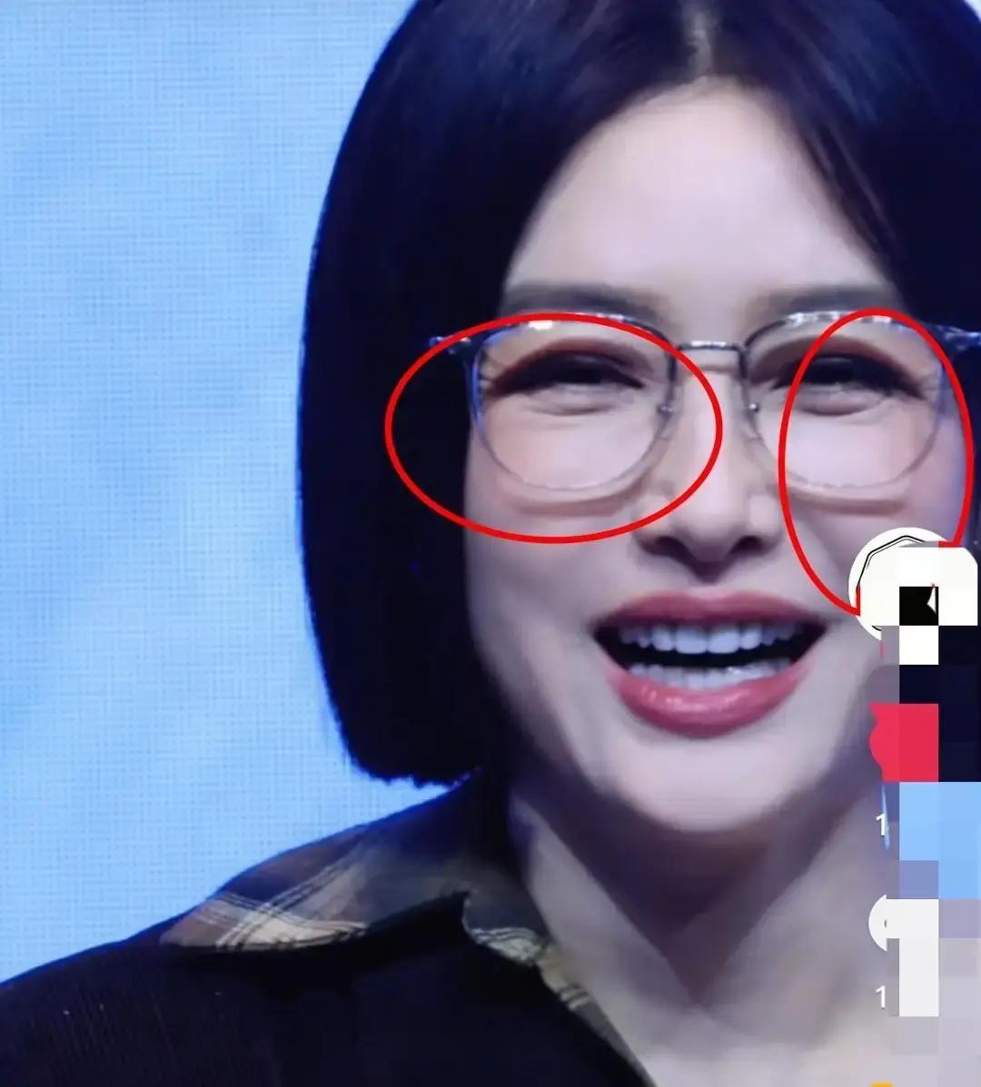 秦岚在片场手抖的照片一出，网友全在喊“姐姐别饿了自己”44岁还要靠每天只啃水煮菜