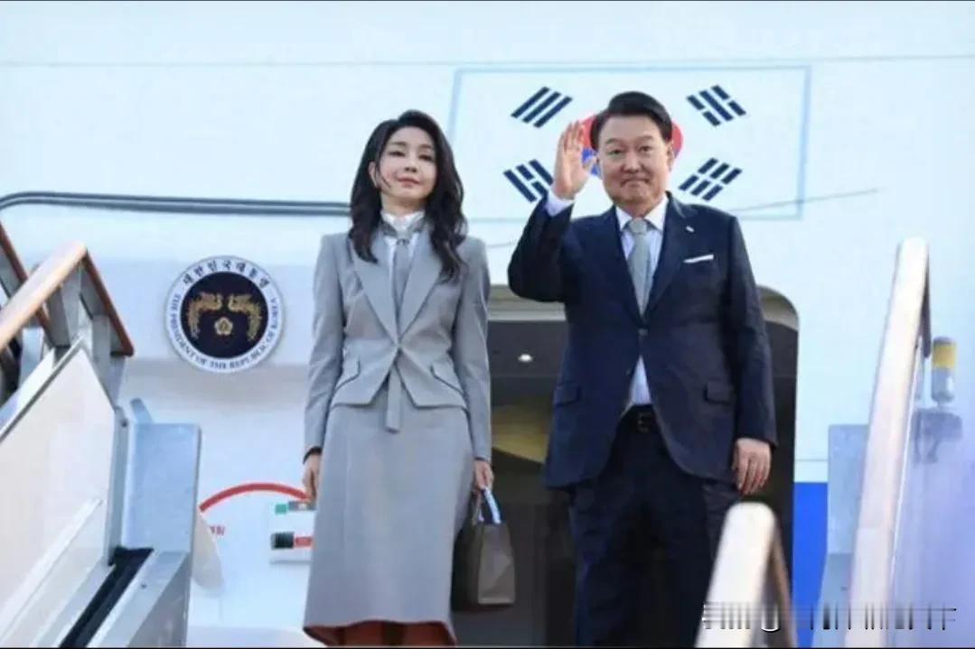 #曝金建希穿4398号囚服拍大头照#前脚刚从韩国空军一号前威风凛凛地走下来，后脚