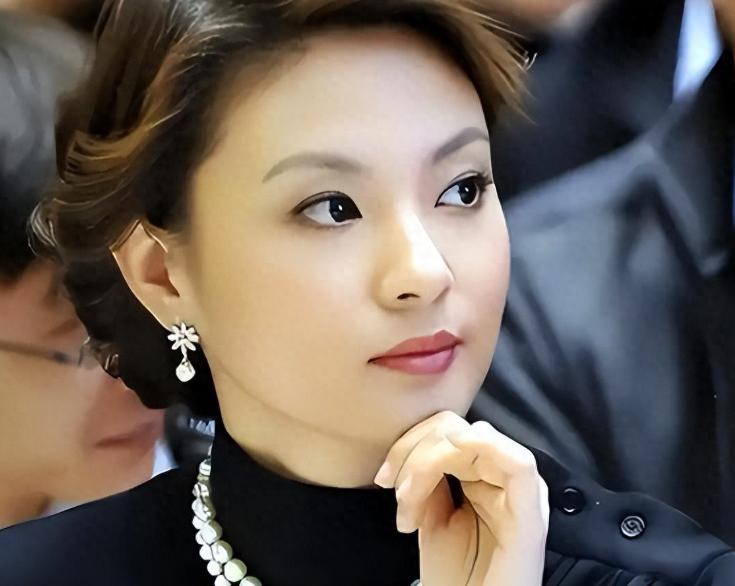 央视最惨女主持，男友被判死缓，丈夫惨死狱中，现在49岁依旧单身，半生荣辱皆成空。