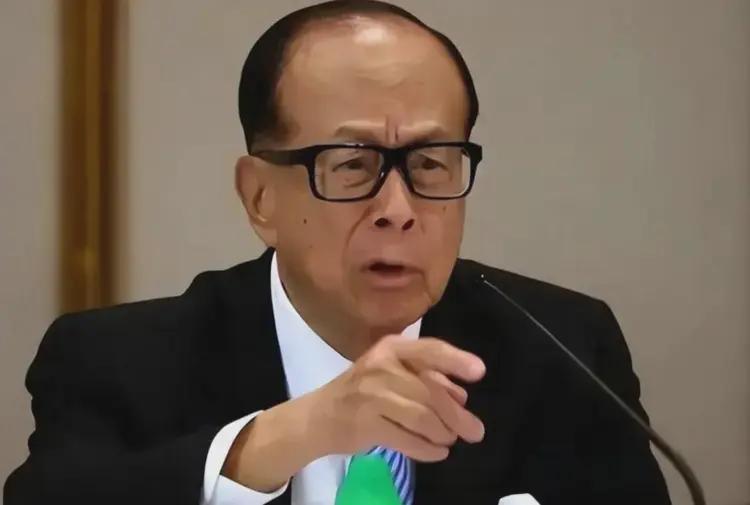 [太阳]中国不挽留，美国不收留，被夹在中间的李嘉诚，终于玩不转了！大公报四次三番