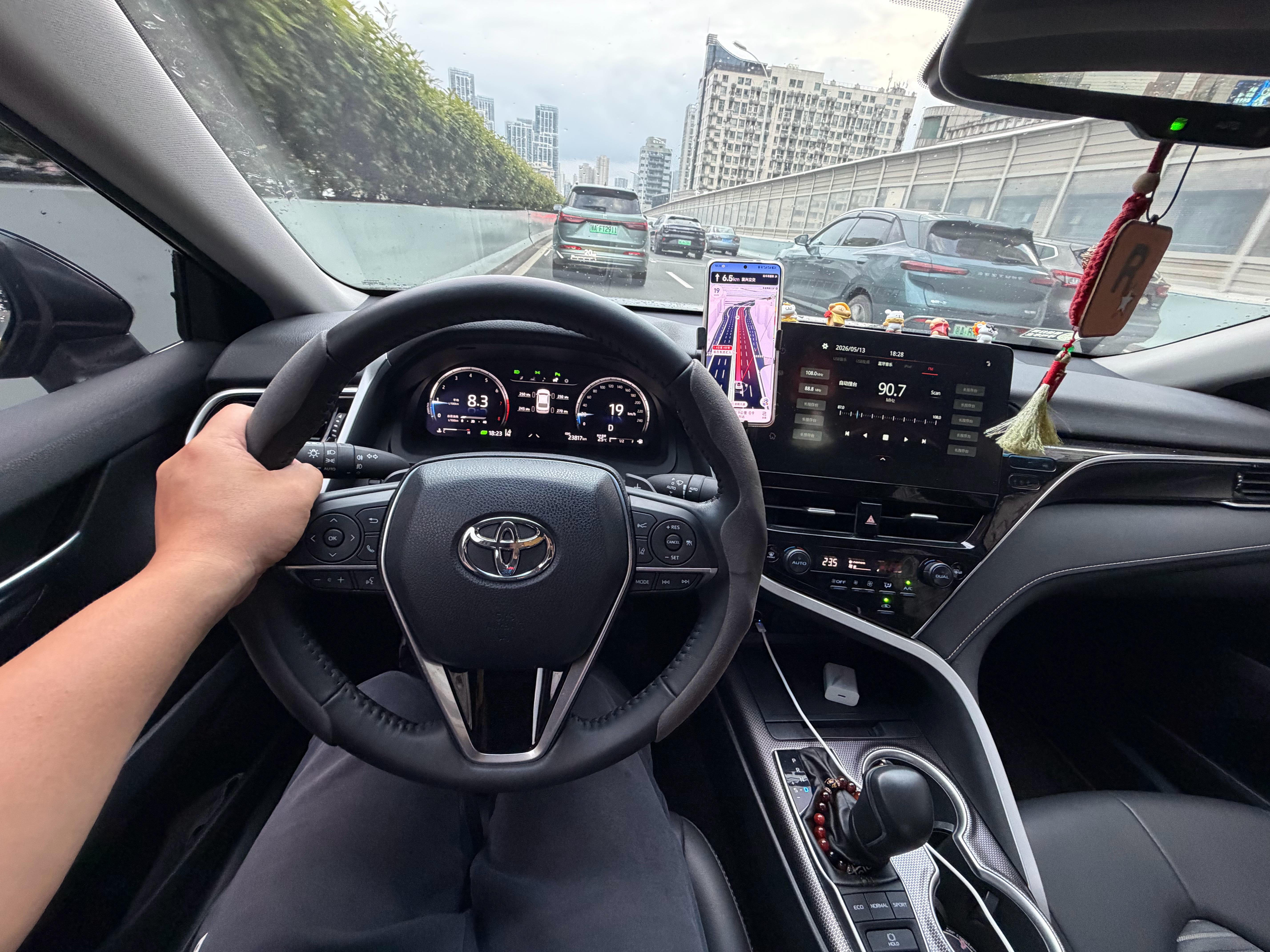 下班换了个高级车开开，不为别的，因为这车有油。