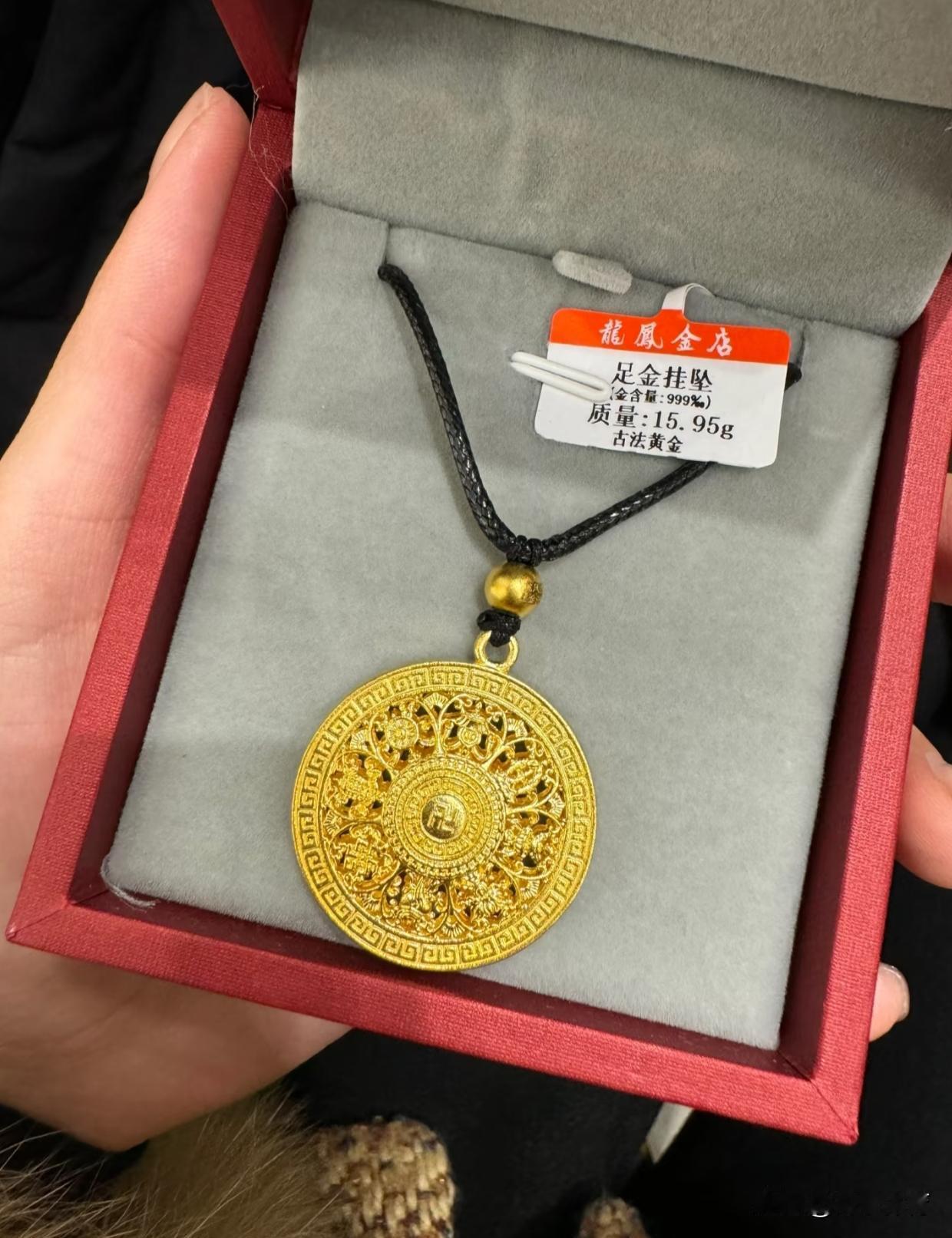 你手里的金链子，正在被他们一点点“吃掉”。
16克的足金，到了回收店，秤上只剩1