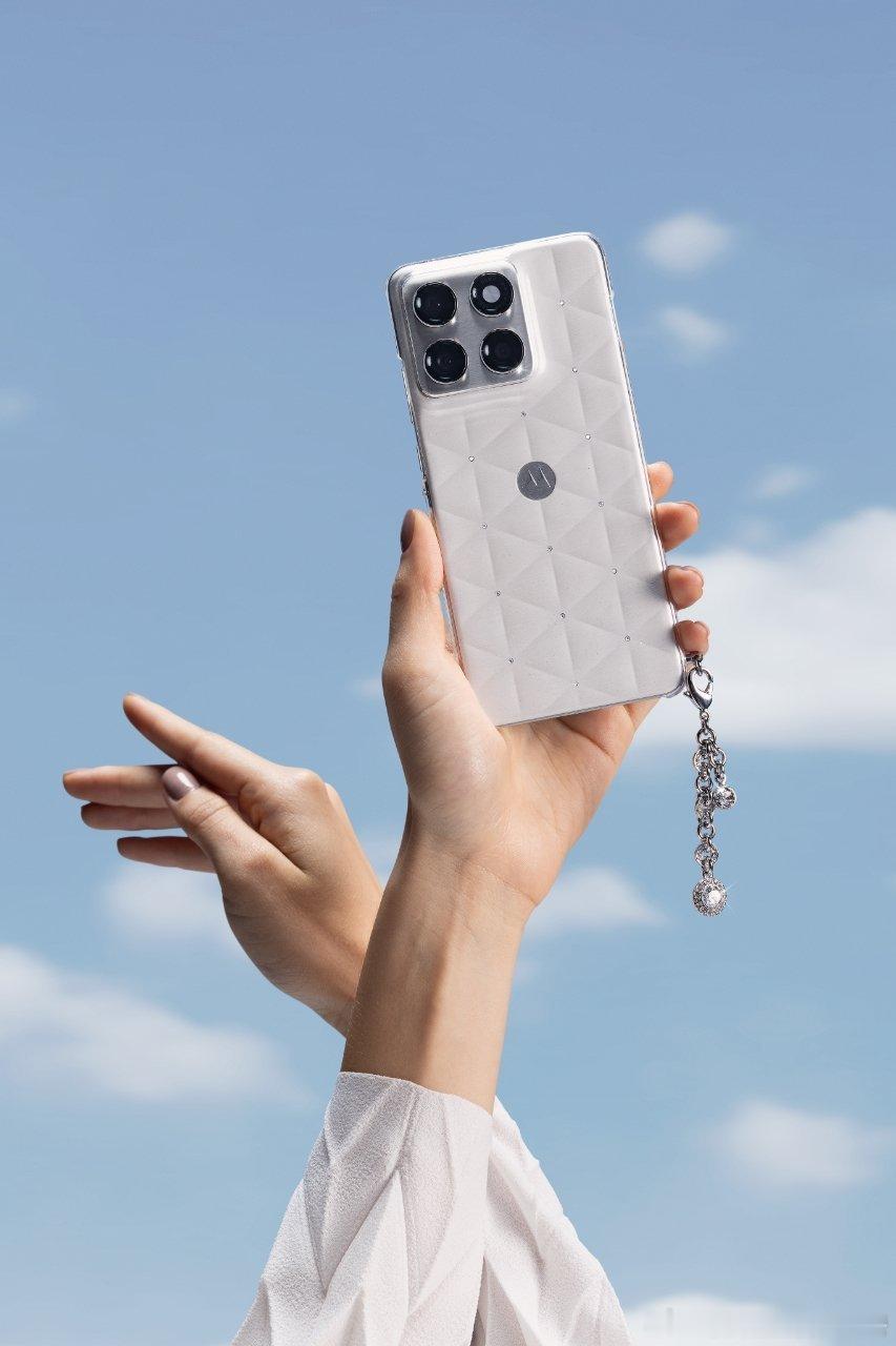 Pantone2026年度流行色 云上舞白 全新发布！以“云舞”之名，诠释“轻薄