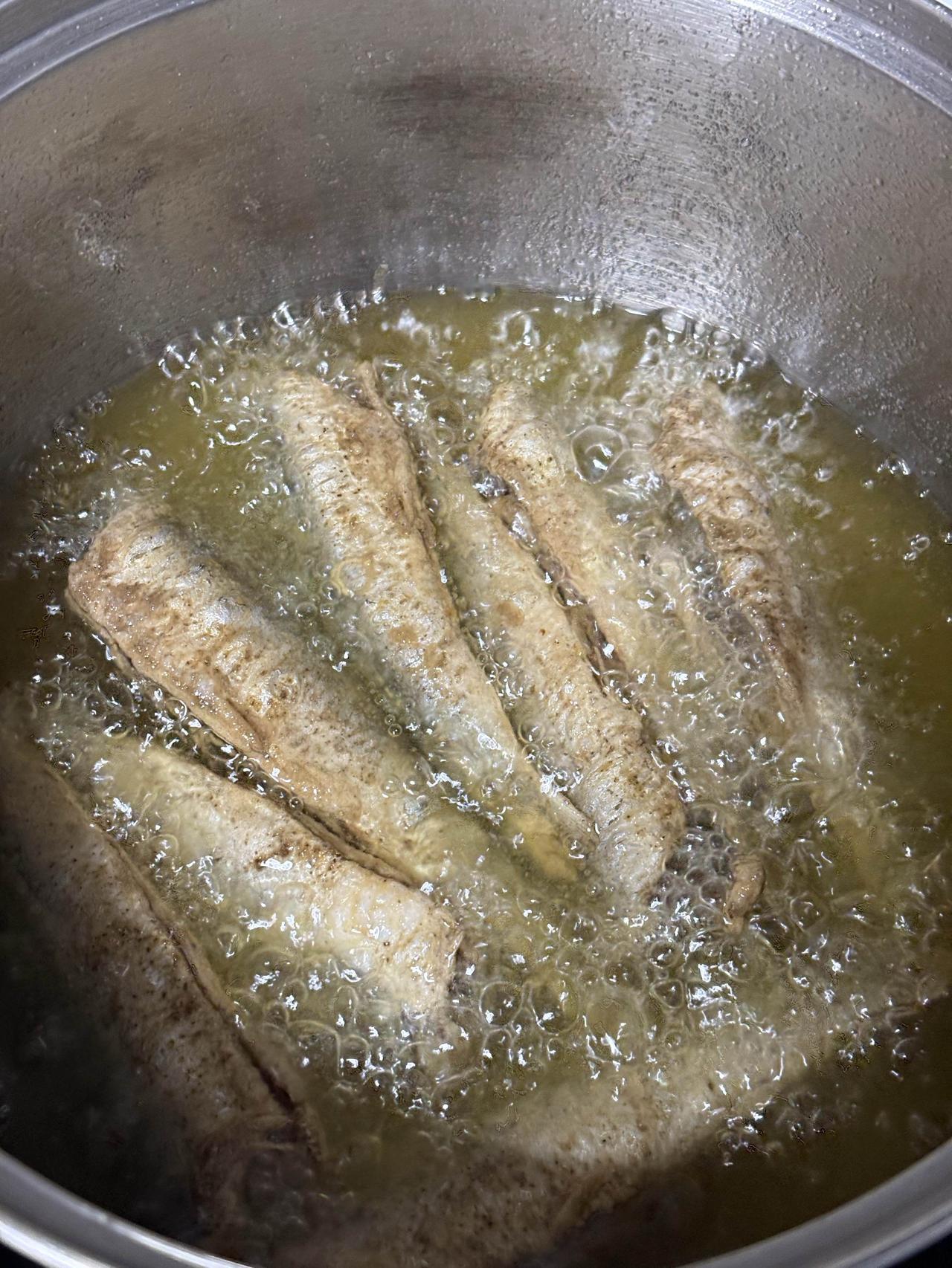 五一在家吃炸鱼。
把沙丁鱼洗干净，加盐和胡椒粉生姜粉腌制半小时。

然后裹上淀粉