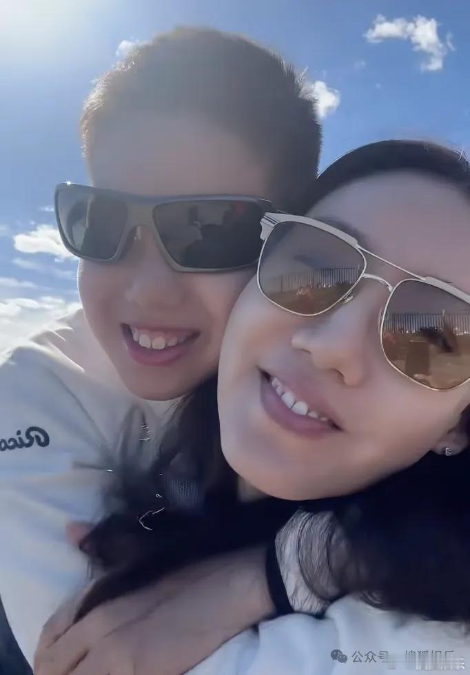 【已婚十五年才首次被拍到老公正脸？她这低调还真不是人设啊！】今日，有八卦媒体拍到
