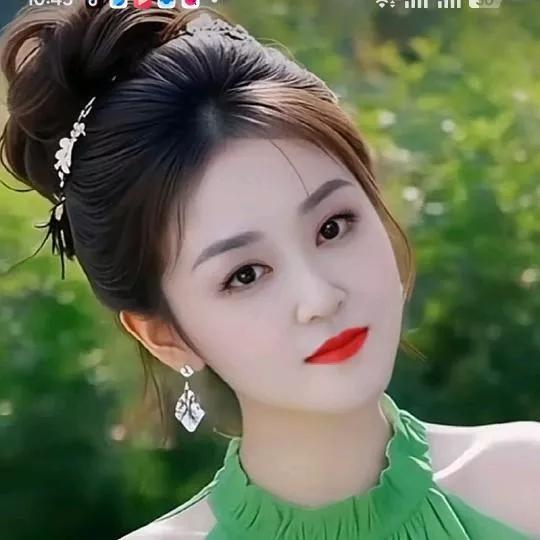 优雅绿衣少女，清新自然妆容，花饰点缀，唯美动人。少女清新妆 粉嫩少女妆容 绿裙侧