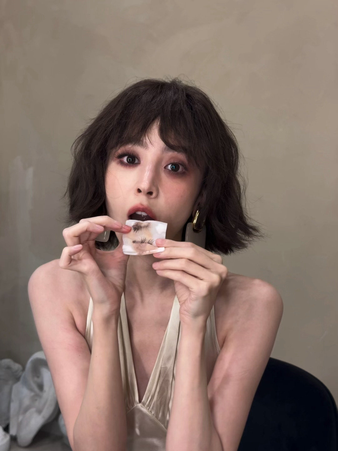 #娜扎短发卸妆live图#喜欢一些明艳气质的大美女[爱慕]复古红唇搭配挂脖大口露